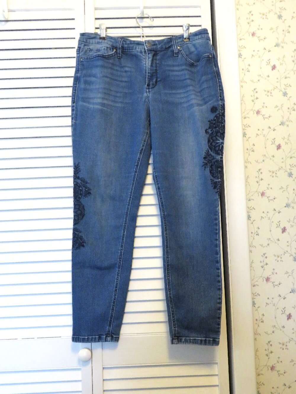 Crown and Ivy Size 14 Blue Denim Skinny Jeans with side tribal design mid rise